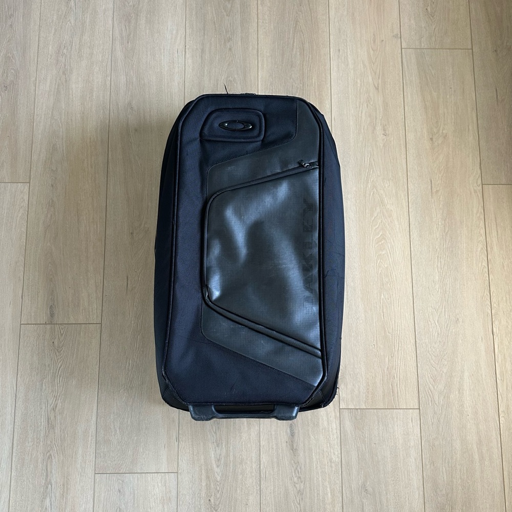 Oakley Motion 115L Roller Luggage Case.